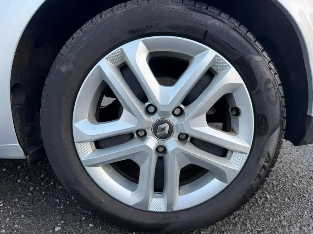 Gros plan sur la jante alliage argentée de la Renault Mégane 2019, mettant en valeur le logo central et le pneu Pirelli.