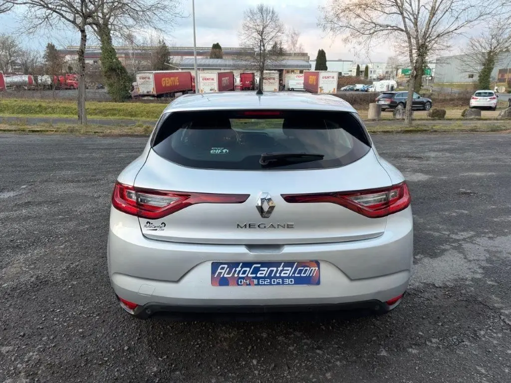 Vue arrière d'une Renault Mégane gris alu de 2019 avec feux LED et logo distinctif sur un parking extérieur.