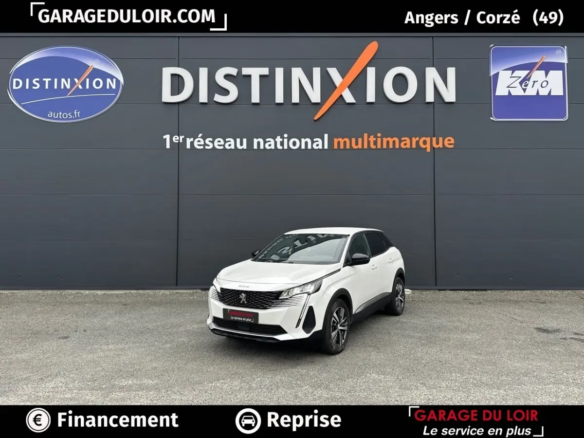 Peugeot 3008 blanc vue 3/4 avant droit, avec calandre noire et jantes alliage distinctives.