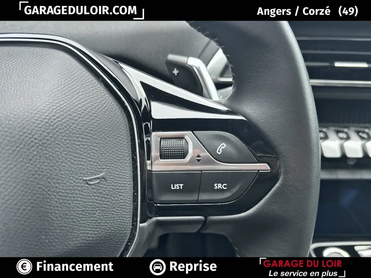 Gros plan sur les commandes au volant côté droit du Peugeot 3008 blanc, mettant en valeur les boutons multifonctions.