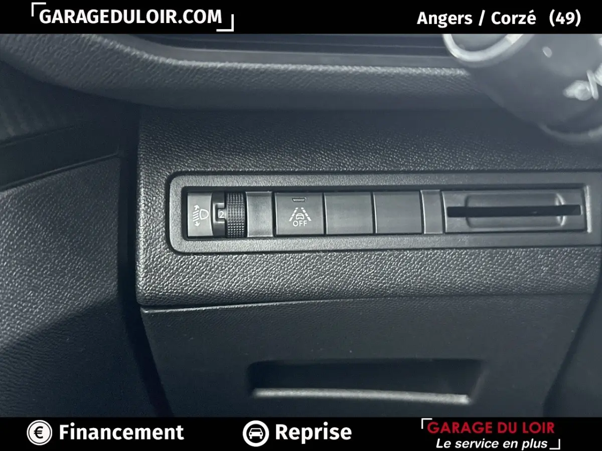 Détail du tableau de bord noir du Peugeot 3008 2024 montrant les commandes d’éclairage et d’alerte de changement de voie.