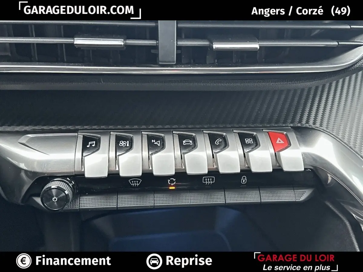Gros plan sur la console centrale du Peugeot 3008 blanc 2024, montrant les boutons de commande argentés et le bouton d'alerte rouge.