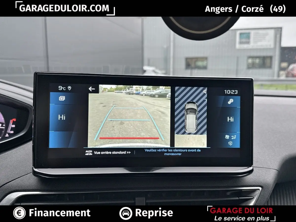 Écran central du Peugeot 3008 blanc montrant la caméra de recul et l'affichage 360° du stationnement.