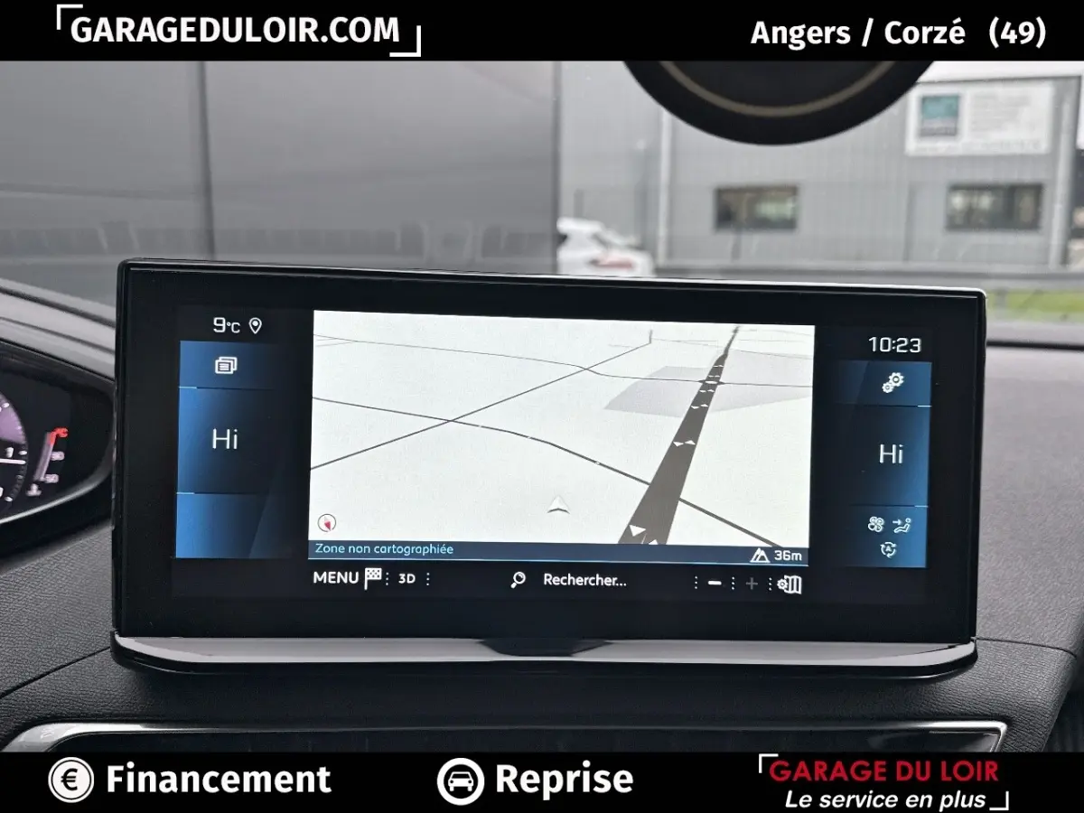 Écran tactile central du tableau de bord du Peugeot 3008 blanc, affichant le système de navigation en mode carte.