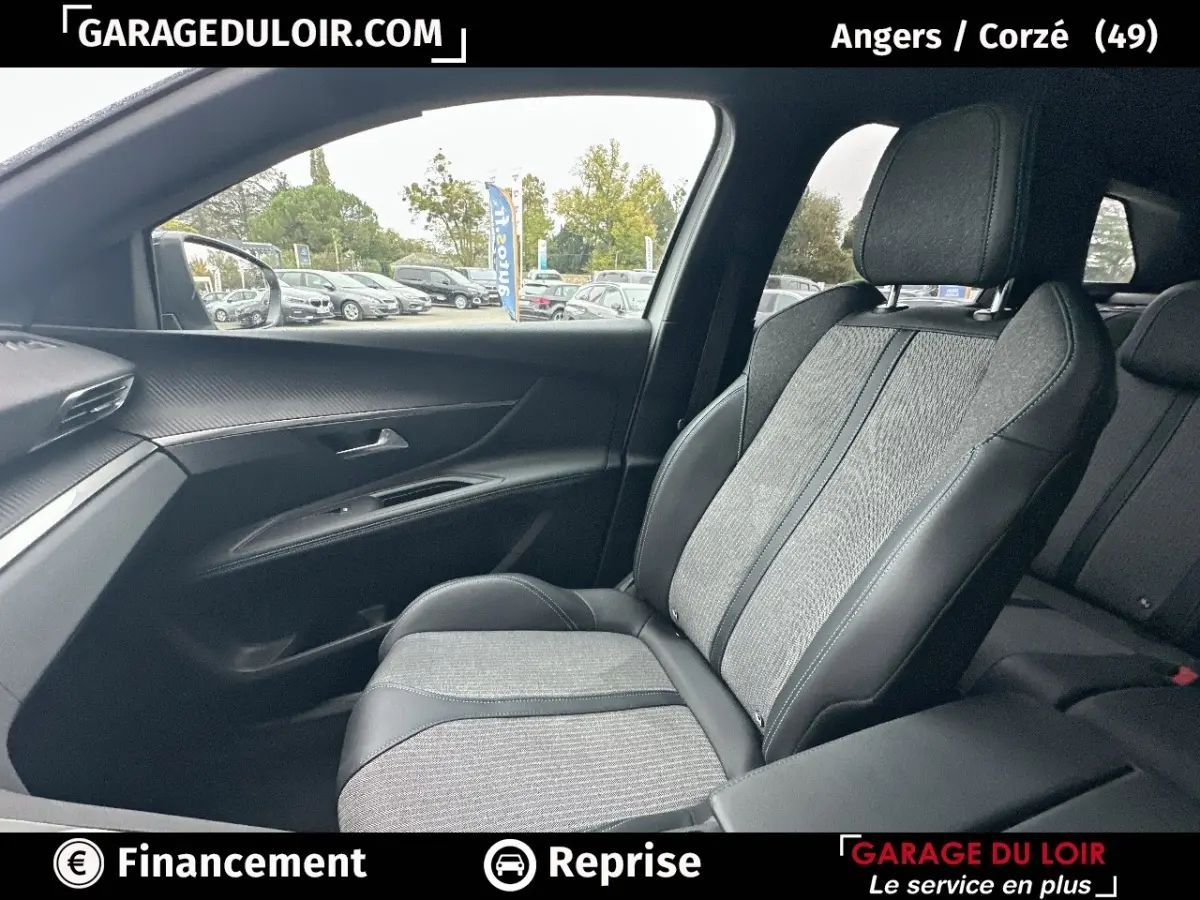 Vue intérieure côté passager avant du Peugeot 3008 2024 avec sièges bi-matière gris et noir.