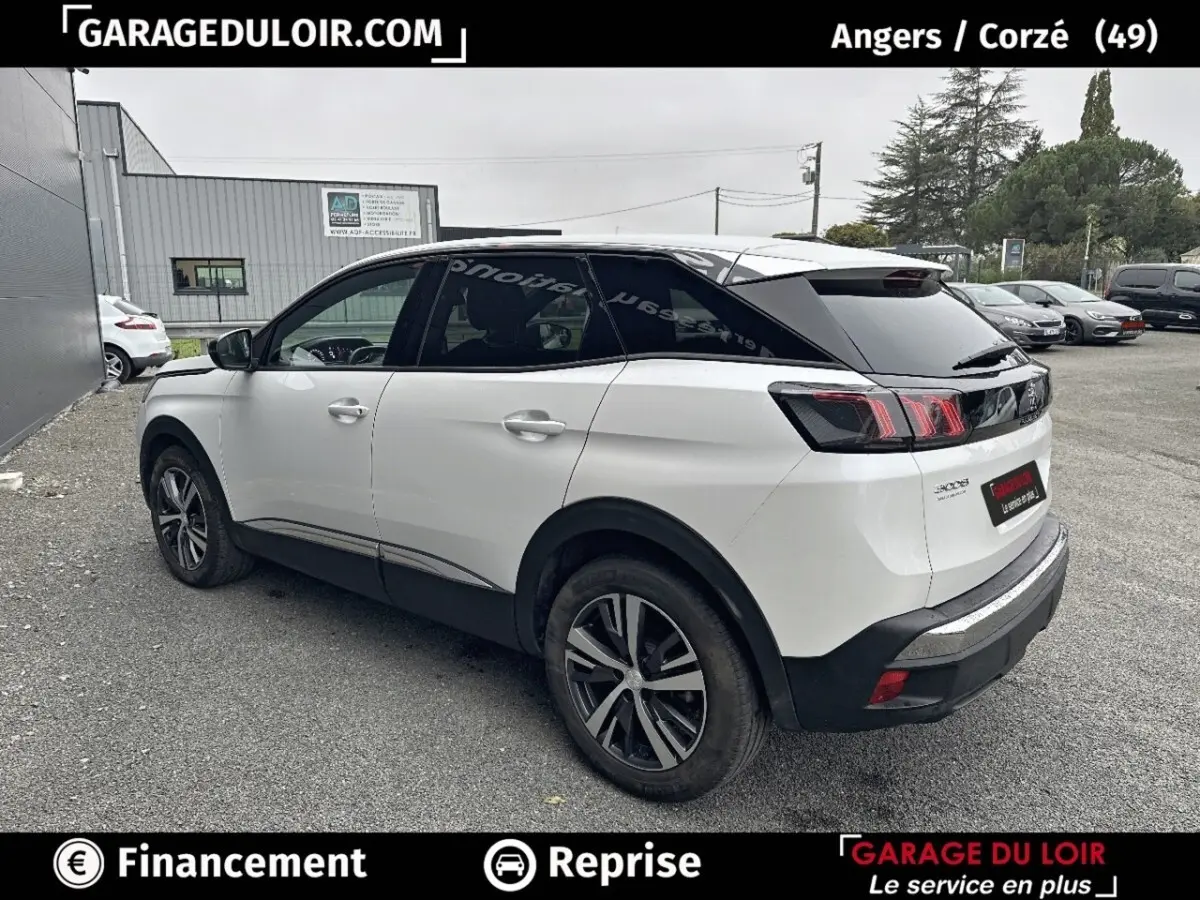 Peugeot 3008 blanc vue 3/4 arrière droit, avec feux arrière LED et vitres teintées noires.