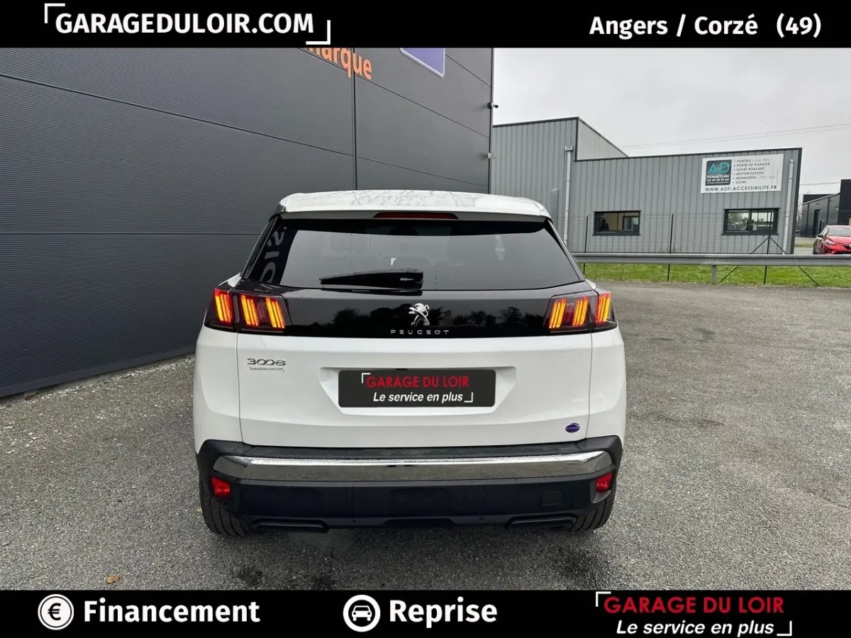 Vue arrière d'un Peugeot 3008 blanc avec feux arrière LED caractéristiques et toit noir brillant.