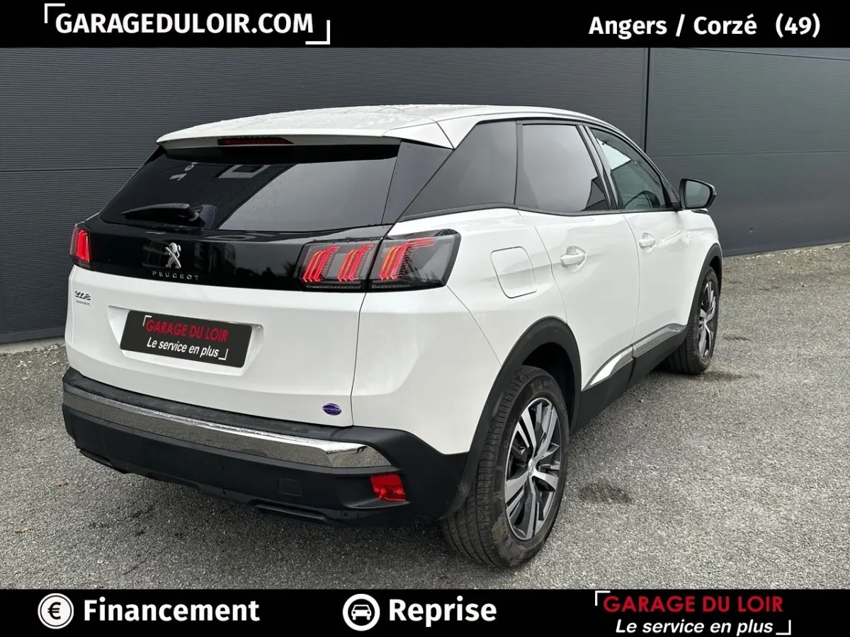 Vue 3/4 arrière droite du Peugeot 3008 blanc avec toit noir et feux arrière LED distinctifs allumés.
