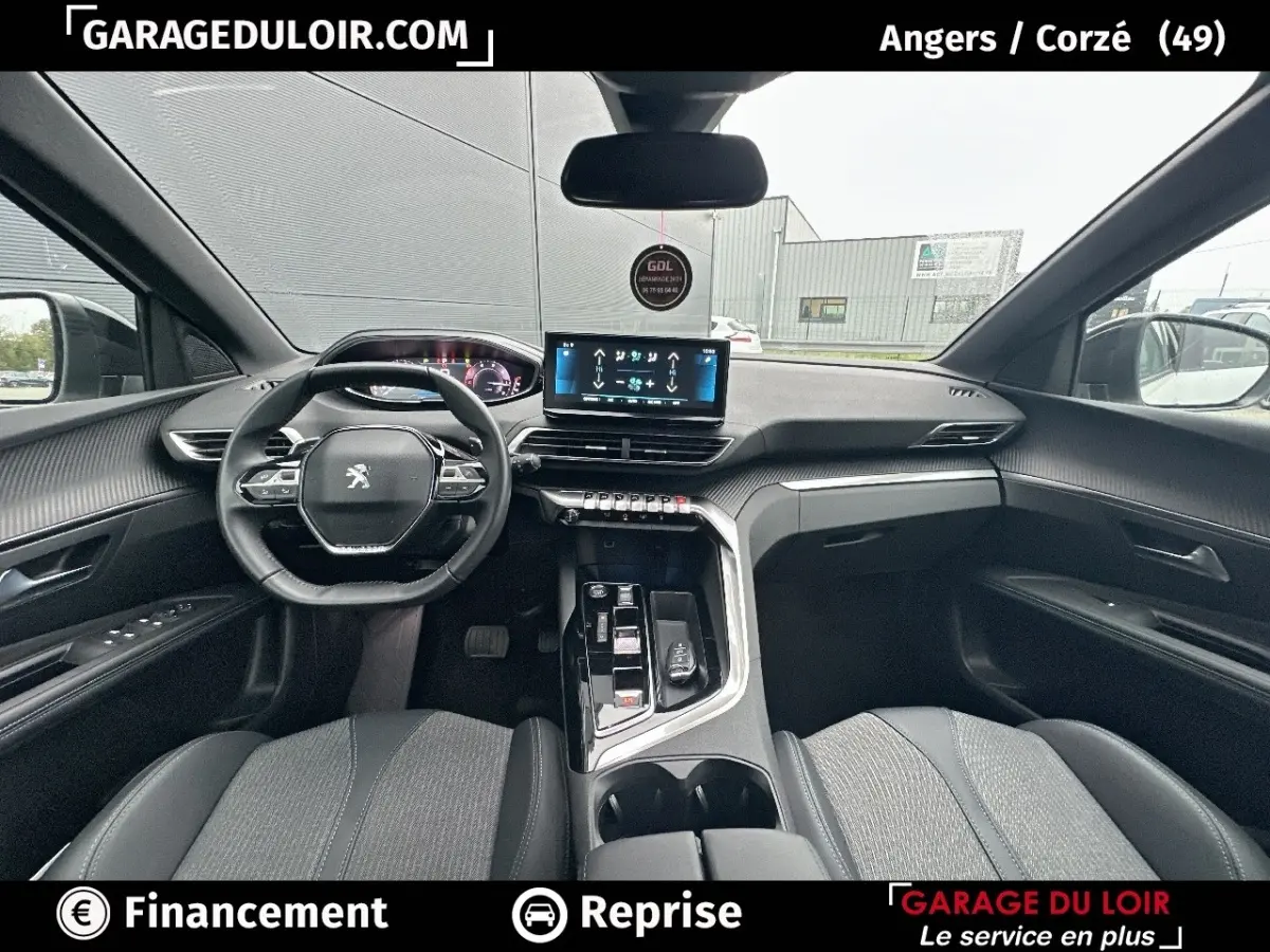 Vue intérieure avant du Peugeot 3008 blanc 2024, mettant en valeur le tableau de bord numérique et l'écran tactile central.