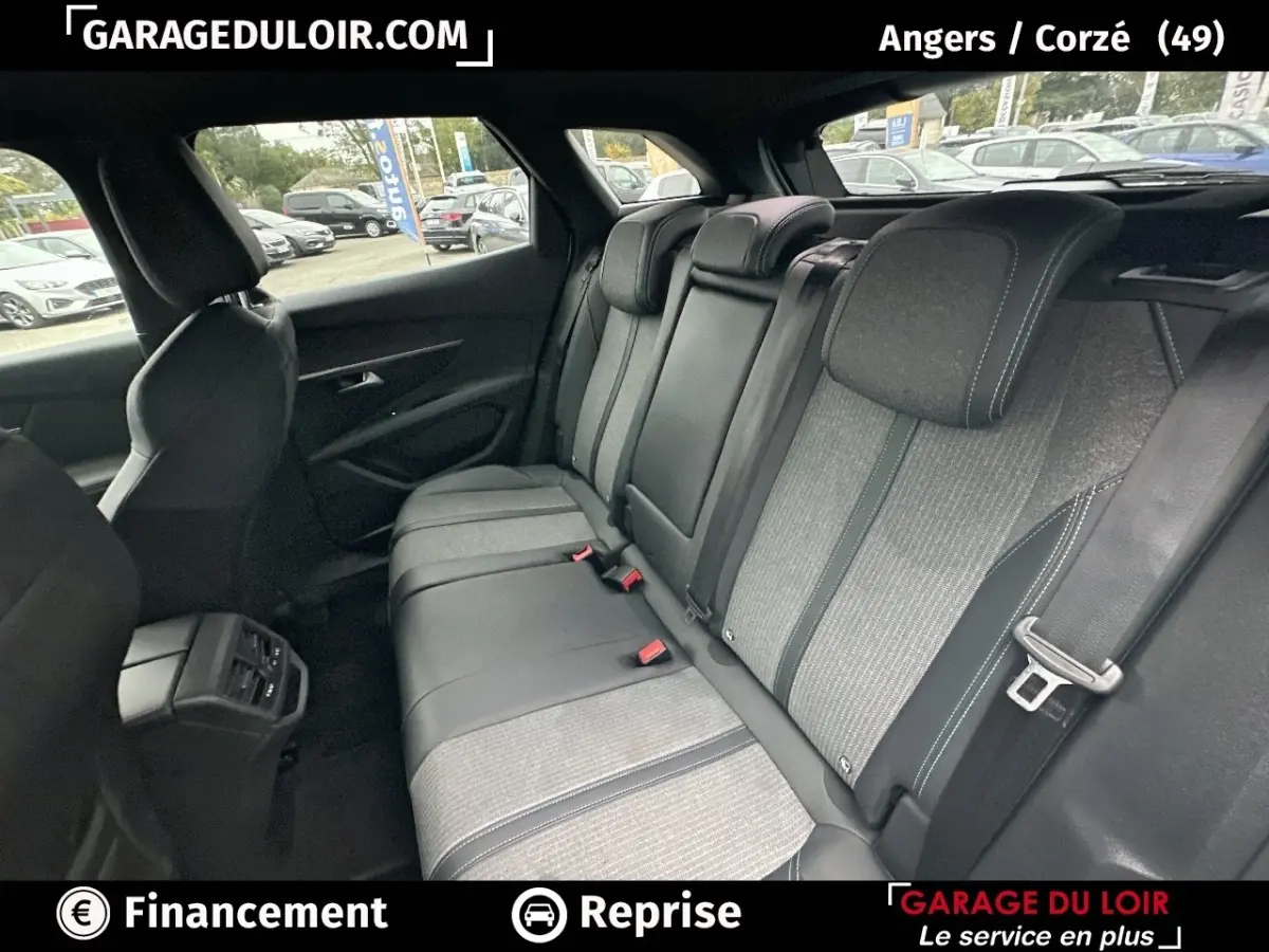Vue intérieure des sièges arrière du Peugeot 3008 2024, tissu gris et cuir noir avec appuie-têtes intégrés.