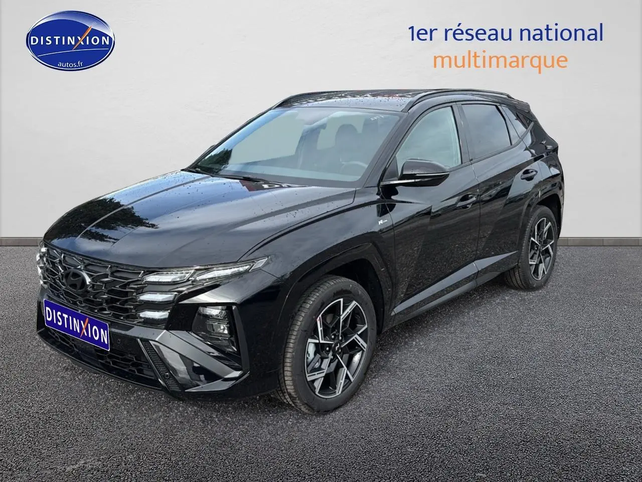 Hyundai Tucson noir en 3/4 avant droit, avec calandre glossy black et jantes alliage 19 pouces.