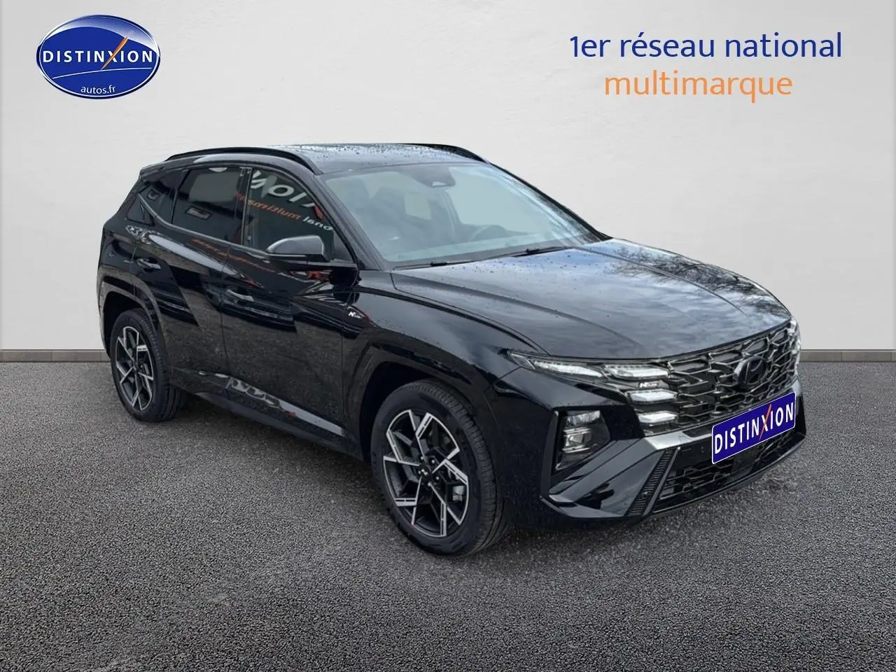 Hyundai Tucson noir en 3/4 avant droit, avec calandre glossy black et jantes alliage 19 pouces.