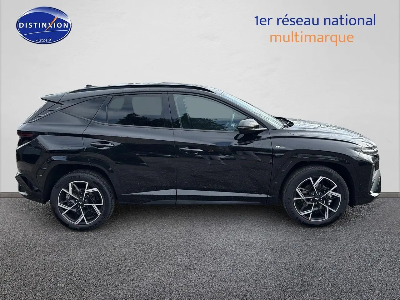 Hyundai Tucson noir vue de profil côté gauche, avec jantes alliage 19 pouces et finitions N Line visibles.