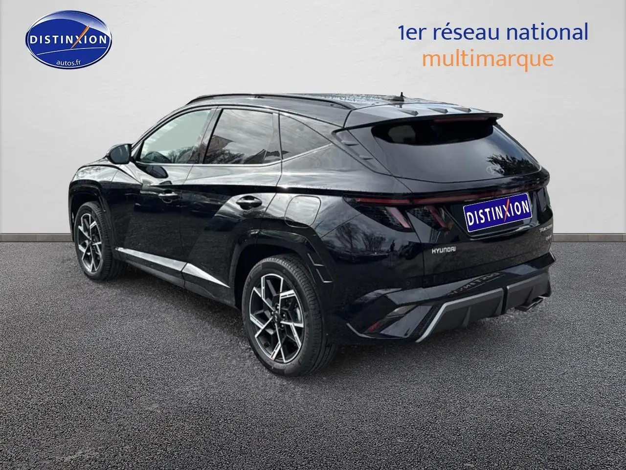 Vue 3/4 arrière droite du Hyundai Tucson noir 2026 avec jantes alliage et feux arrière LED distinctifs.