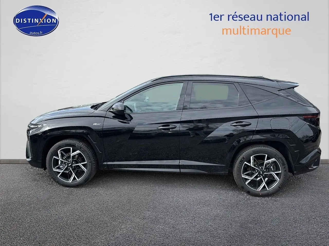 Profil latéral droit du Hyundai Tucson noir 2026 avec jantes alliage 19 pouces et finitions N Line visibles.