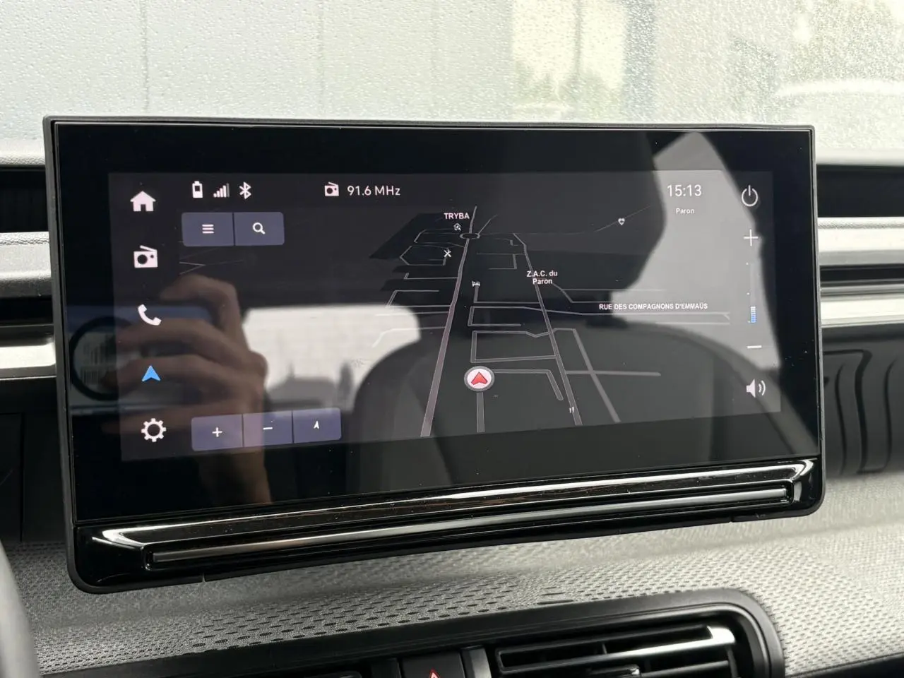 Écran central tactile 10 pouces affichant la navigation GPS dans l'habitacle du Citroën C3 Noir Perla, vue de face.
