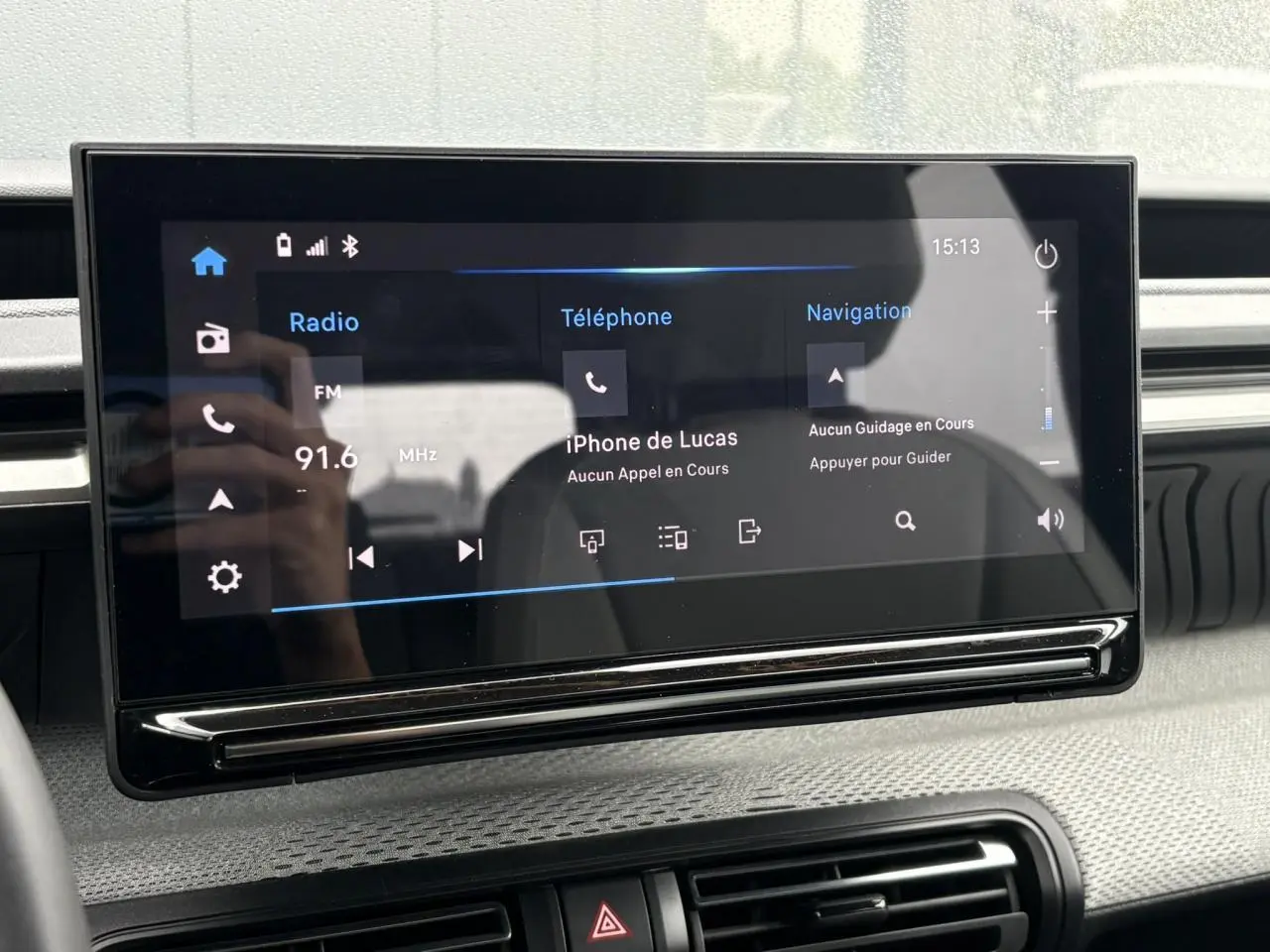 Écran tactile central 10" du tableau de bord de la Citroën C3 Turbo 100 Max noir Perla, affichant radio, téléphone et navigation.