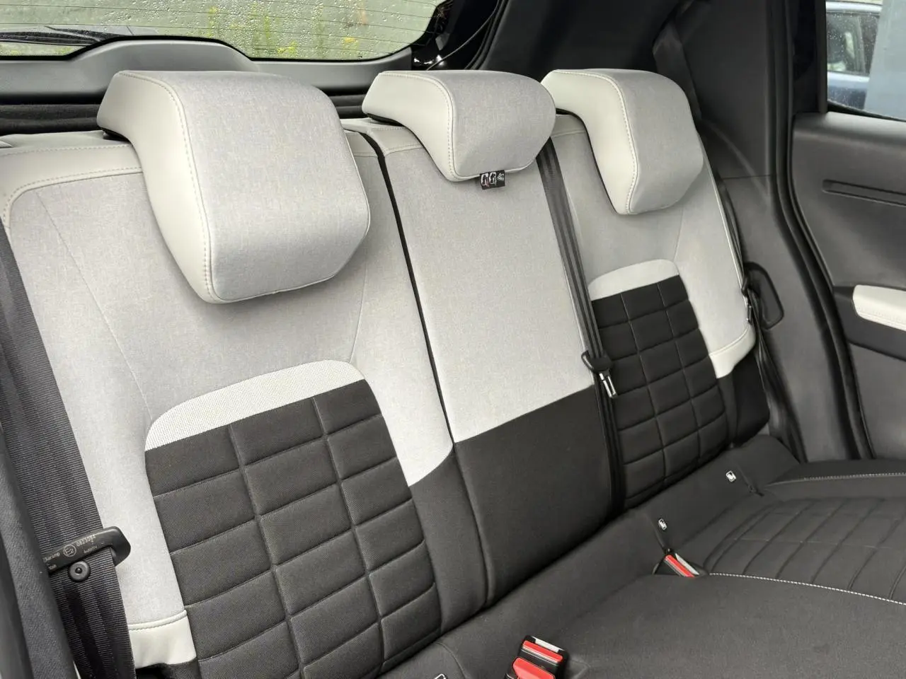 Vue rapprochée des sièges arrière bicolores gris clair et noir de la Citroën C3 Turbo 100 Max, avec appuie-têtes et fixations ISOFIX.