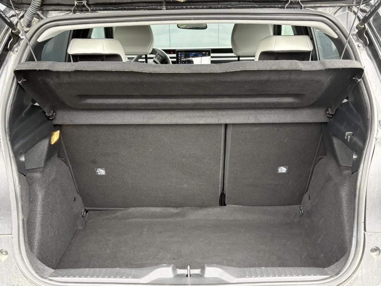 Coffre ouvert vu de l'arrière d'une Citroën C3 2025 noir Perla, montrant l'intérieur spacieux et la tablette arrière relevée.