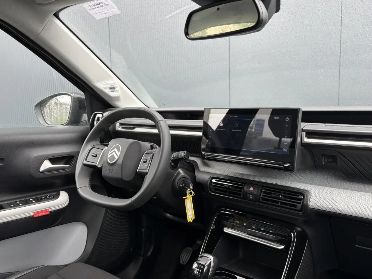 Vue intérieure côté conducteur de la Citroën C3 2025 avec tableau de bord noir et écran tactile central 10 pouces.