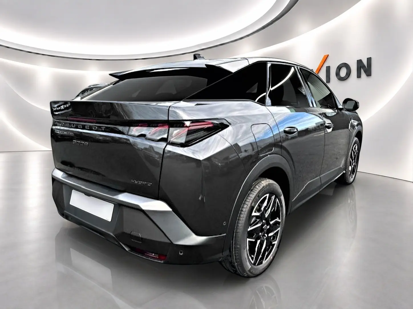Vue 3/4 arrière droite du Peugeot 3008 gris titane avec feux arrière LED et jantes alliage noires.