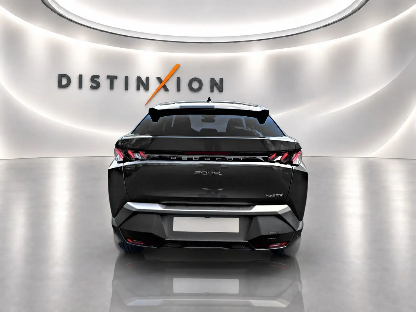Vue arrière d'un Peugeot 3008 gris titane 2025 avec feux LED caractéristiques et becquet arrière visible.