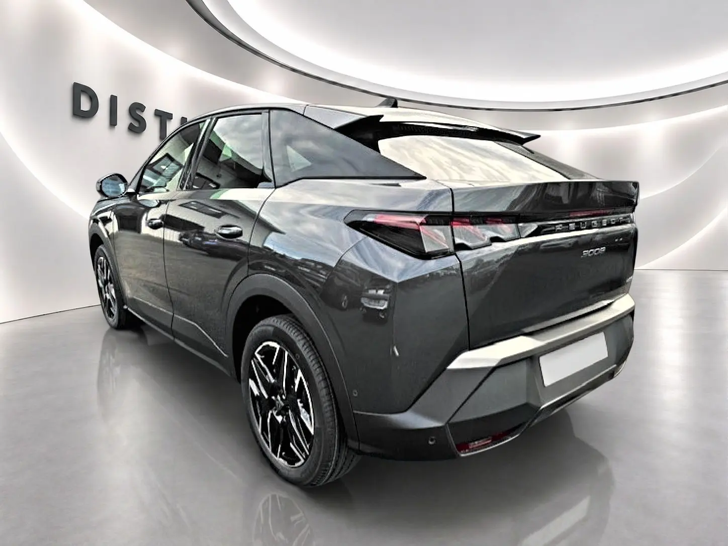 Peugeot 3008 gris titane vue 3/4 arrière droit, avec feux arrière LED et jantes alliage noires.