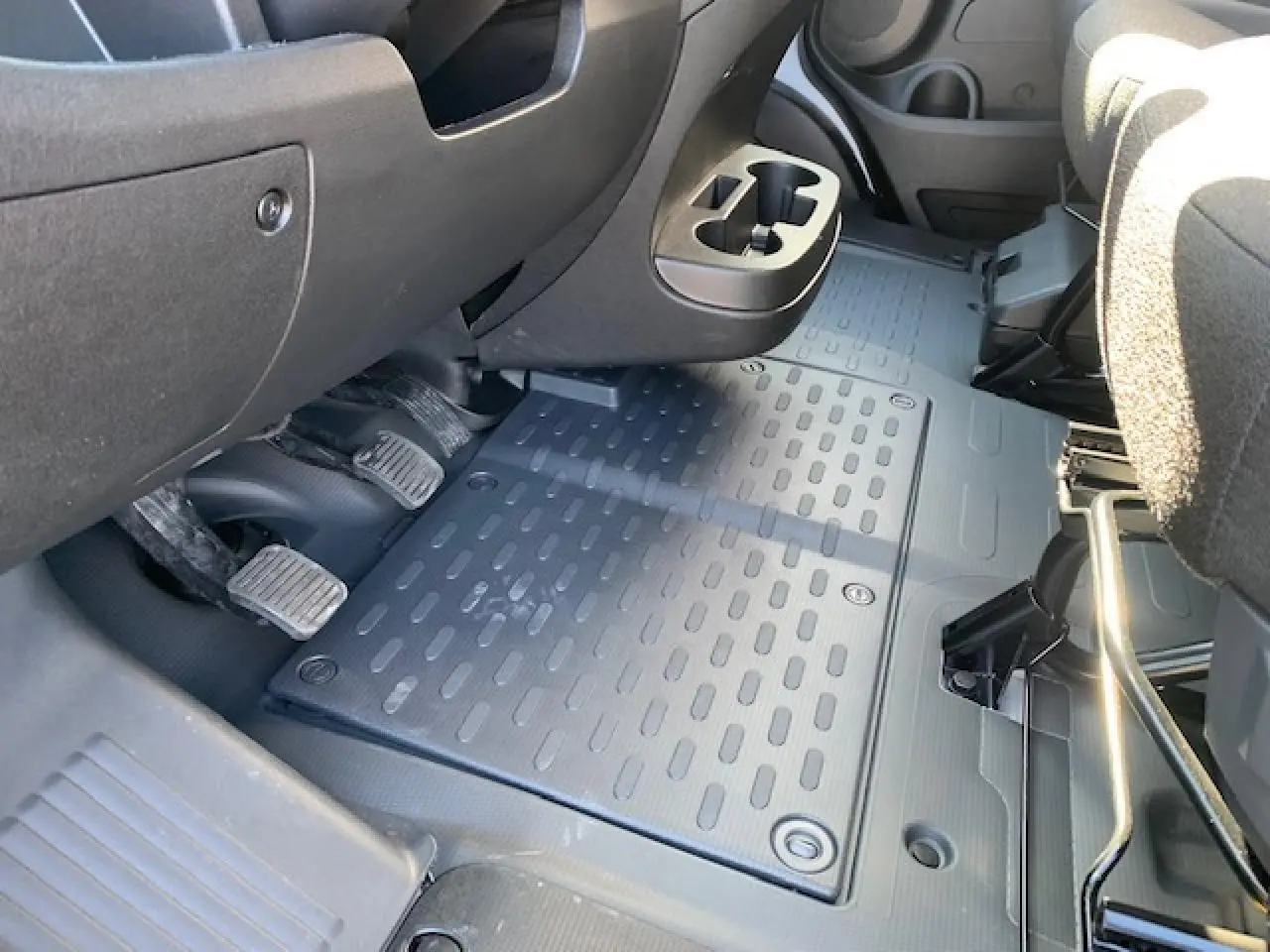 Vue rapprochée du plancher côté conducteur du Fiat Ducato Fourgon 2022 avec pédales et porte-gobelets intégrés.