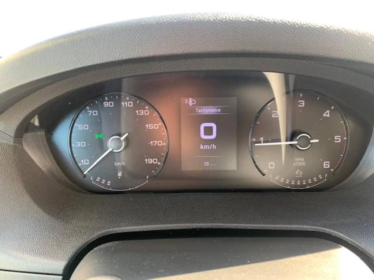 Gros plan sur le tableau de bord du Fiat Ducato Fourgon blanc 2022, affichant la vitesse à 0 km/h et le compte-tours.