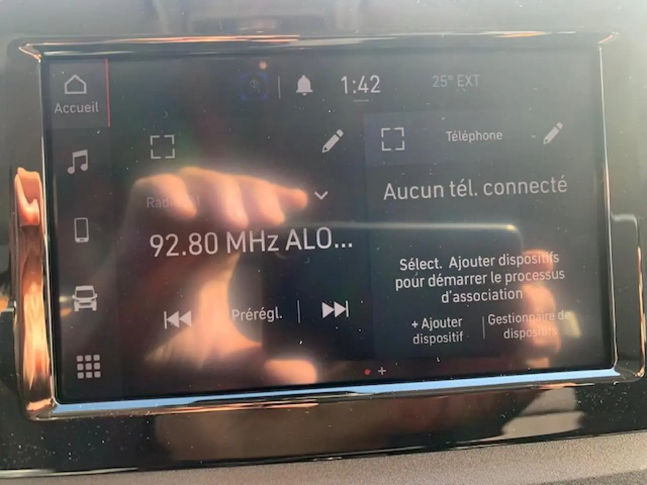 Écran tactile Uconnect 7'' du Fiat Ducato Fourgon blanc, affichant radio FM et options de connexion Bluetooth.