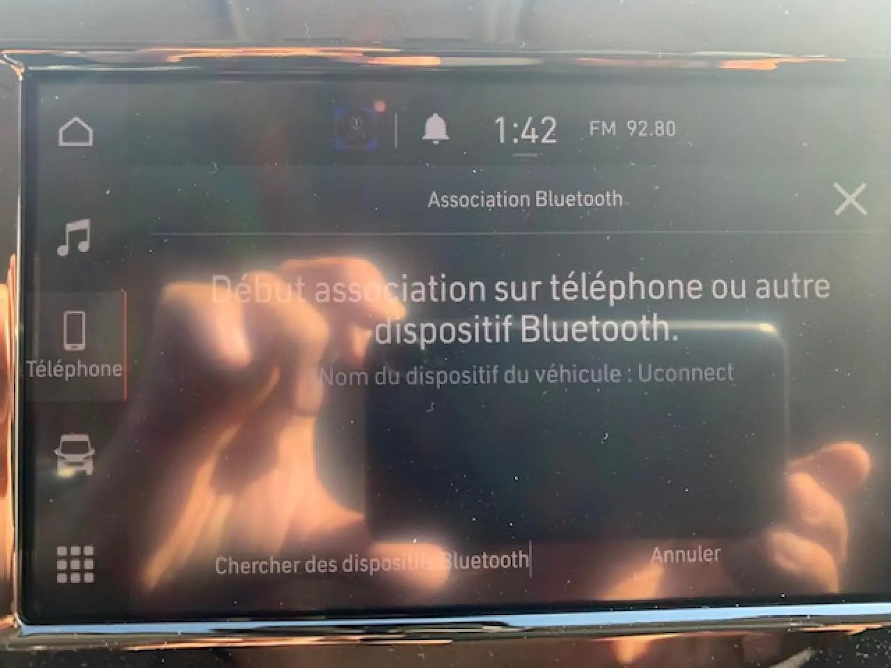 Écran tactile Uconnect 7 pouces du Fiat Ducato Fourgon blanc, affichant l'association Bluetooth en cours.