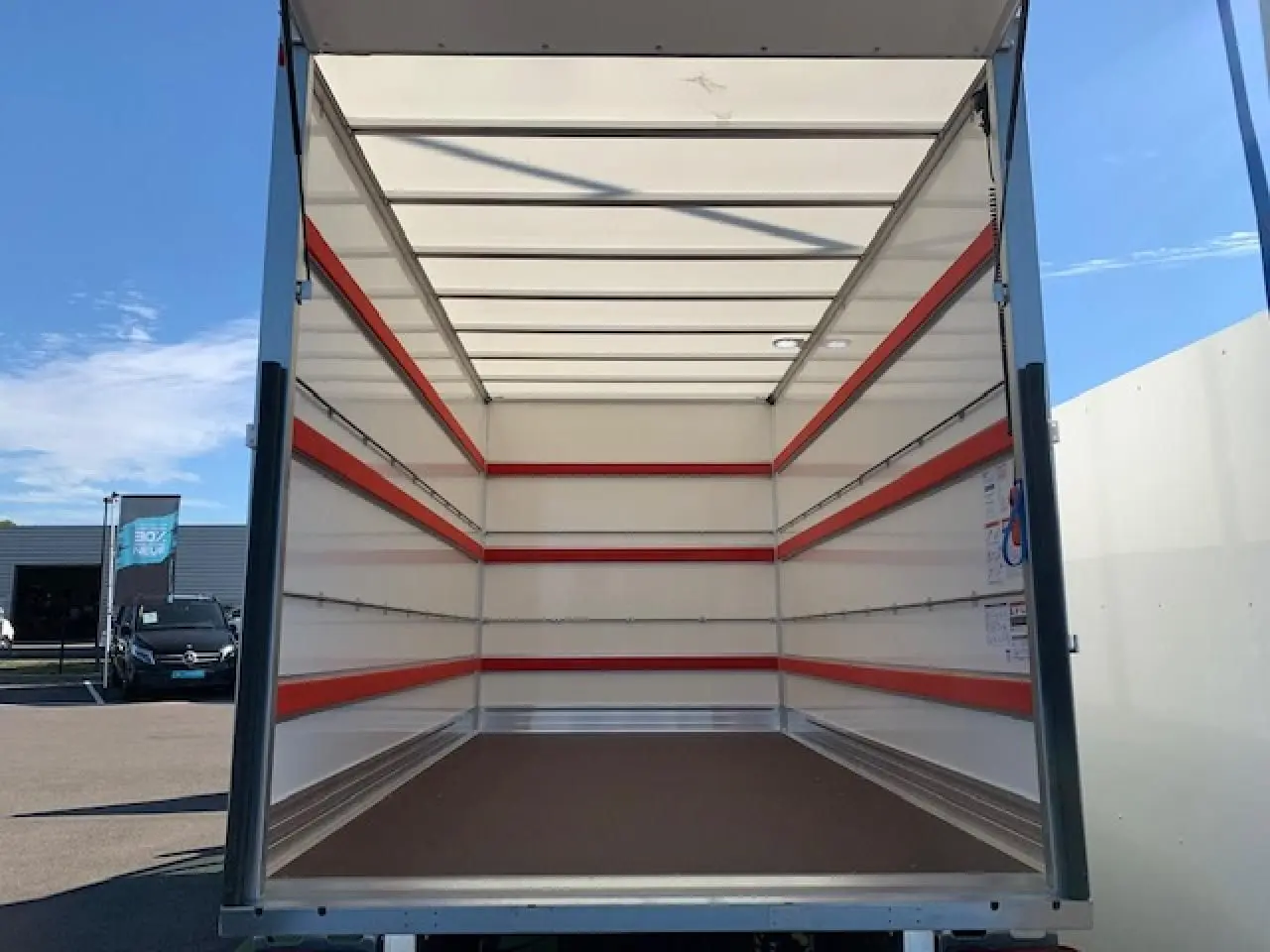 Vue arrière du fourgon blanc FIAT Ducato Châssis Cab 20m3 avec hayon, montrant l'espace de chargement vide et lumineux.