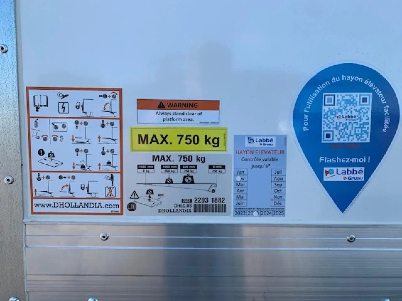 Détail du hayon élévateur blanc du FIAT Ducato Fourgon avec étiquettes de charge et QR code visible.