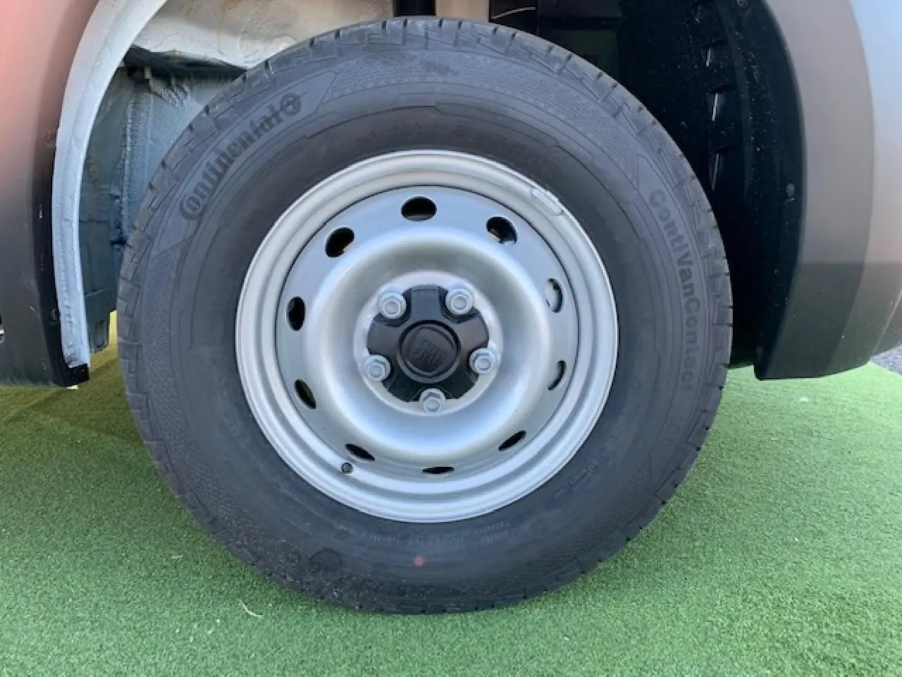 Gros plan sur la roue avant gauche du FIAT Ducato blanc avec jante acier 16 pouces et pneu Continental.