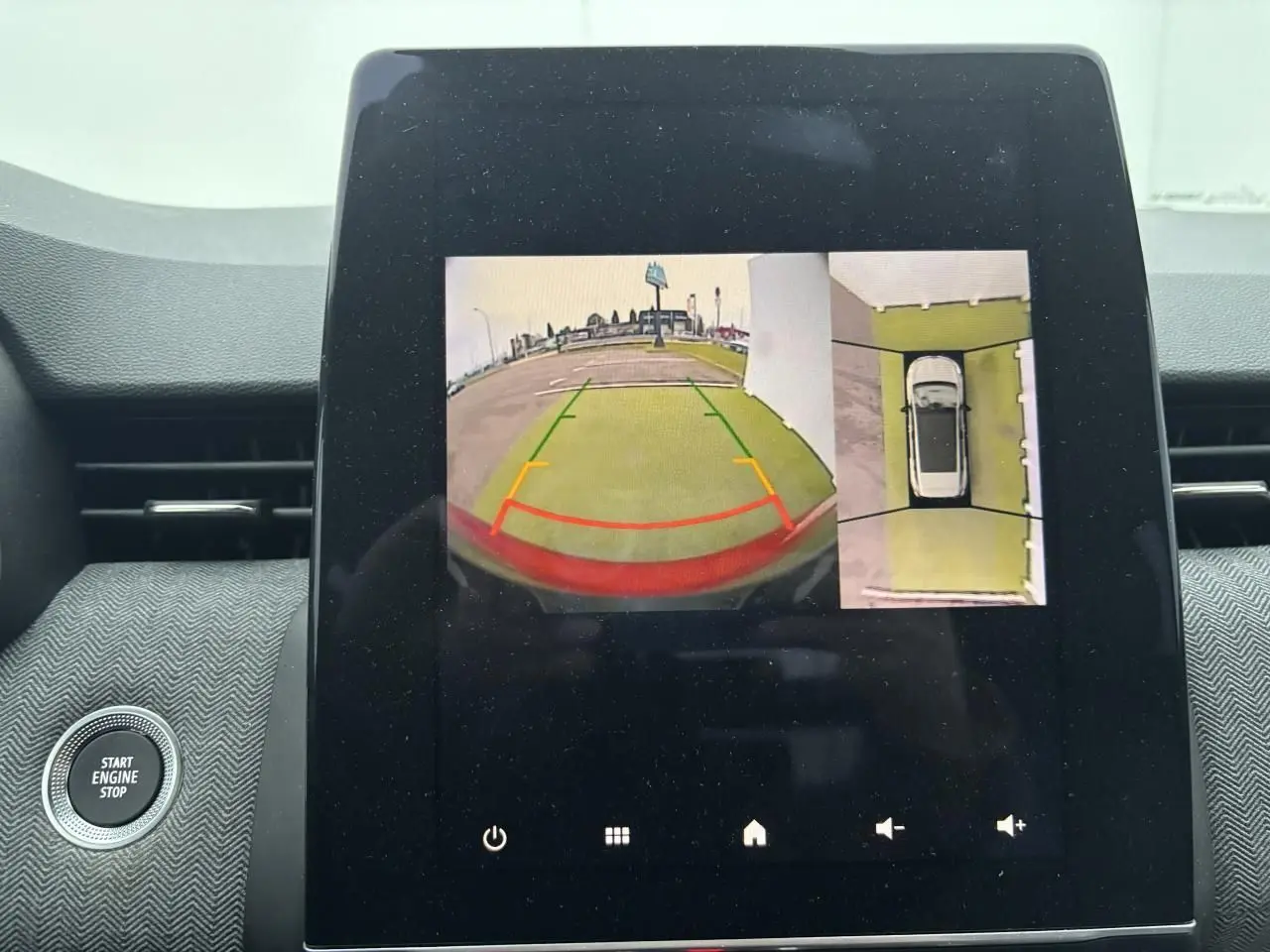 Écran multimédia de Renault Clio 2025 montrant la caméra de recul et la vue aérienne du stationnement.