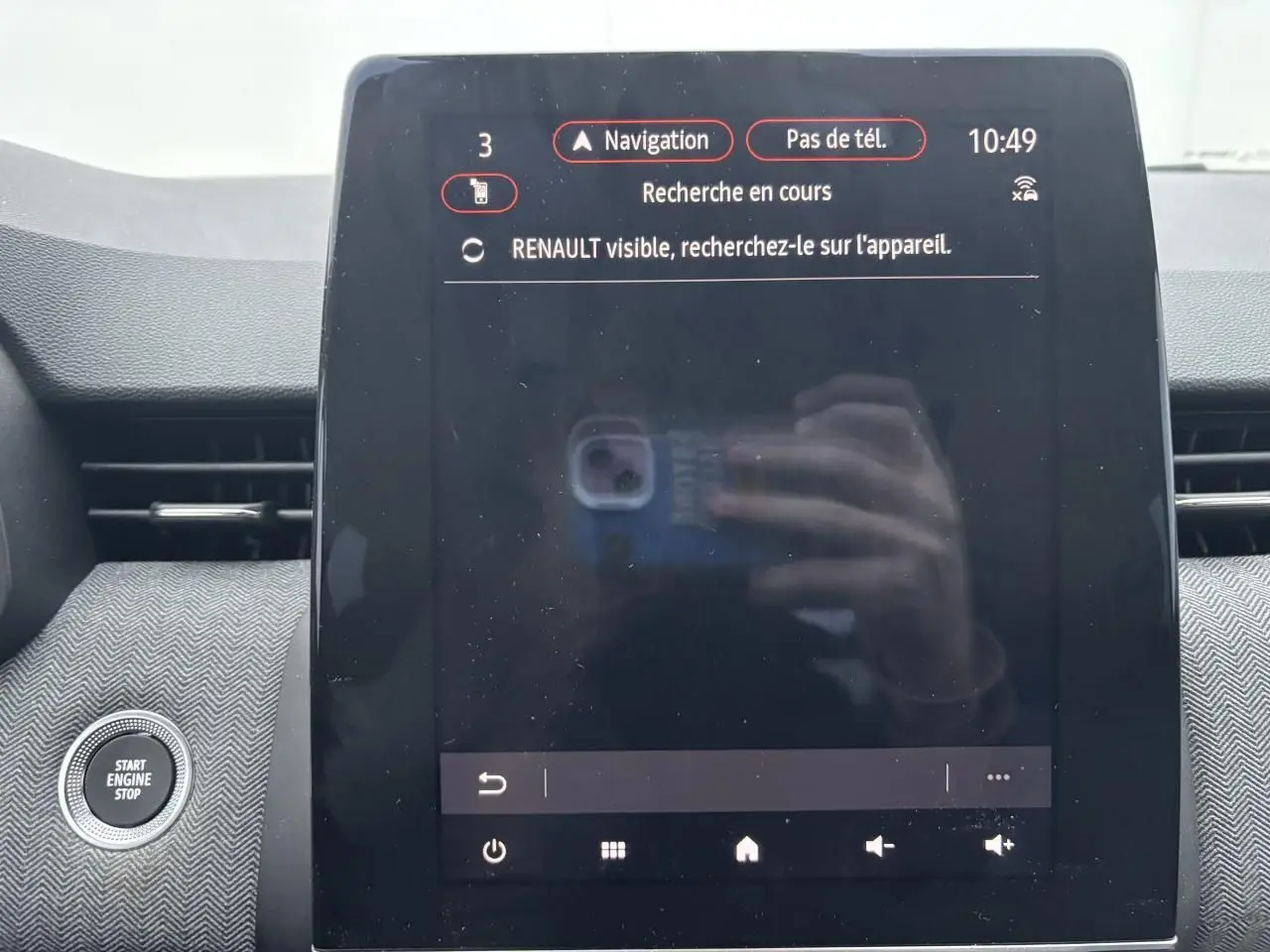 Écran tactile central de la Renault Clio V 2025 affichant la navigation, avec bouton Start Engine Stop à gauche.