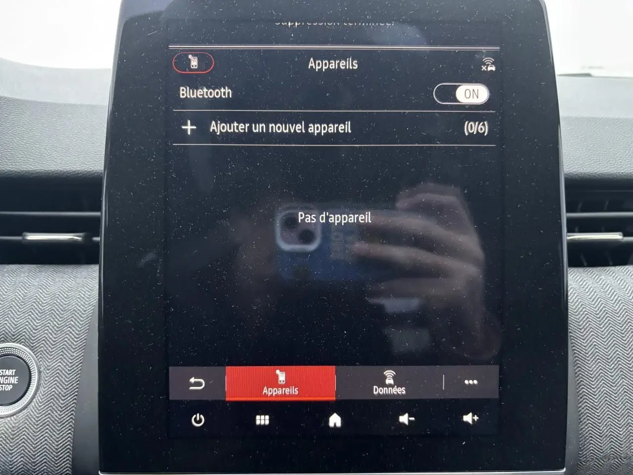 Écran tactile central de la Renault Clio 2025 affichant le menu Bluetooth, avec bouton start/stop visible à gauche.