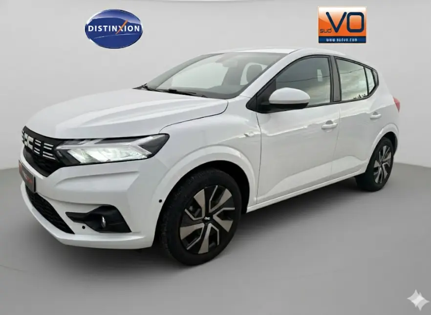 Vue 3/4 avant droite d'une Dacia Sandero TCe 90 Expression blanche avec phares LED et jantes alliage.
