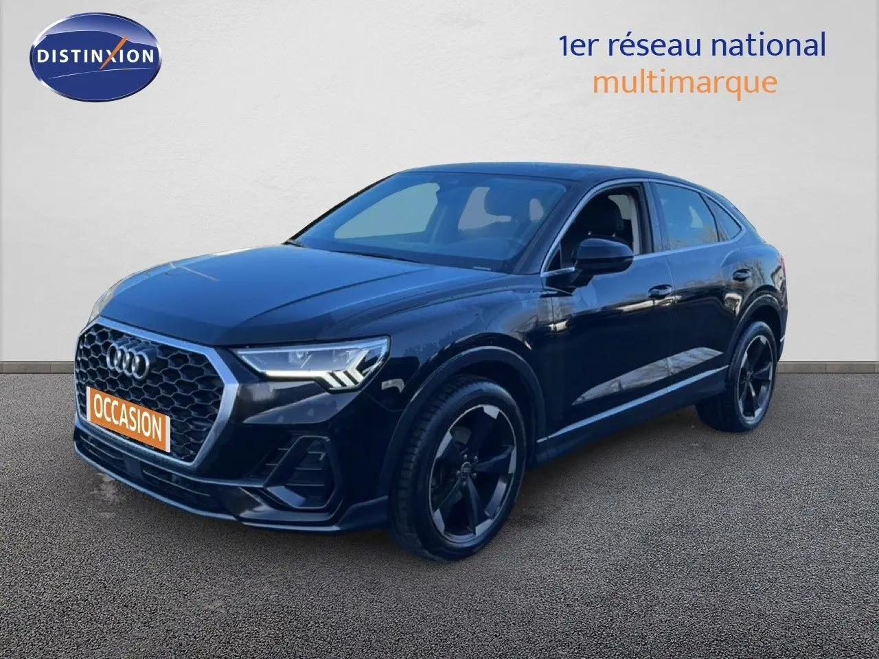 Audi Q3 Sportback noir mythic en 3/4 avant droit, avec calandre hexagonale et jantes noires distinctives.