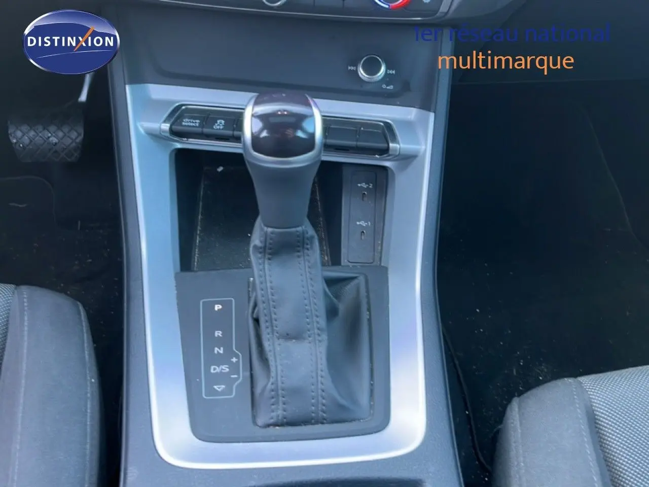 Le levier de vitesse automatique noir de l'Audi Q3 Sportback 2022, vue rapprochée de la console centrale.
