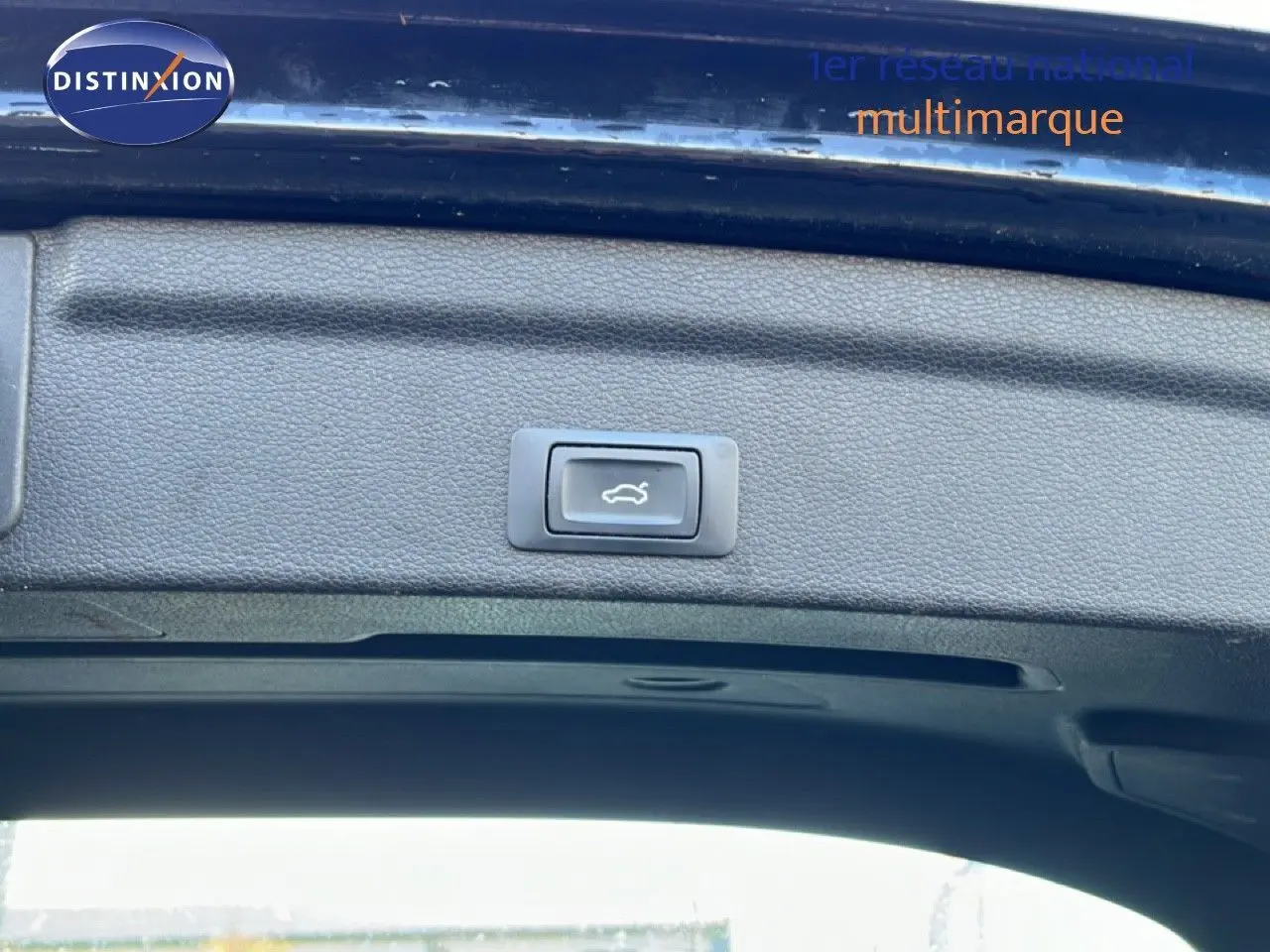 Bouton d'ouverture électrique du coffre visible sur la partie intérieure du hayon d'un Audi Q3 Sportback noir mythic.