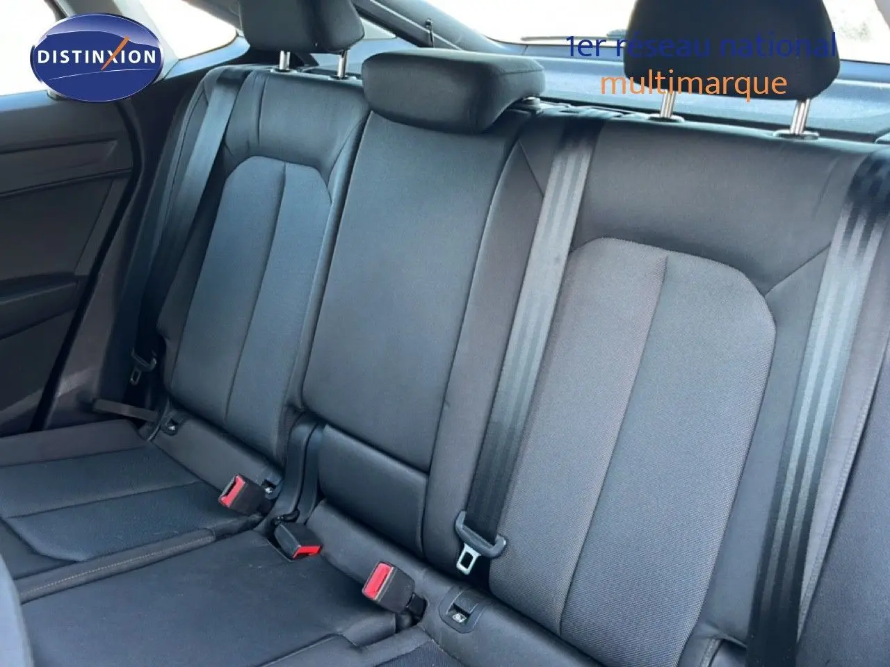 Vue intérieure sur les sièges arrière en tissu gris foncé de l'Audi Q3 Sportback 2022, avec ceintures de sécurité visibles.