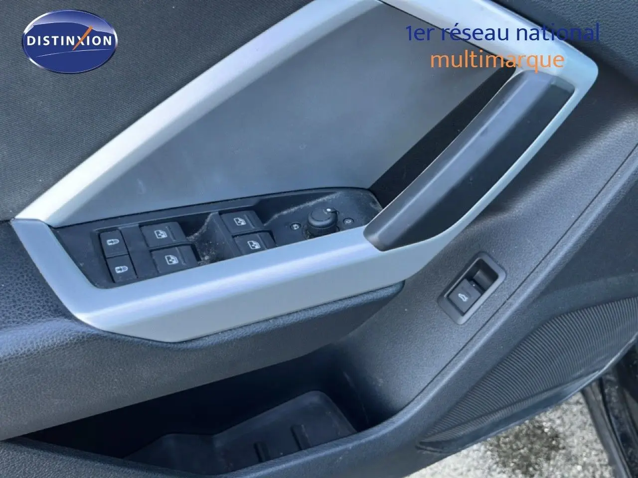 Gros plan sur la porte avant gauche noire mythic de l'Audi Q3 Sportback 2022 avec commandes des vitres et rétroviseurs.