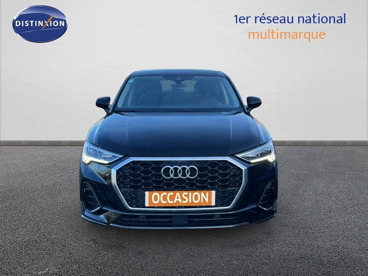 Audi Q3 Sportback noir mythic vue de face, mettant en valeur sa calandre hexagonale et ses phares LED allumés.