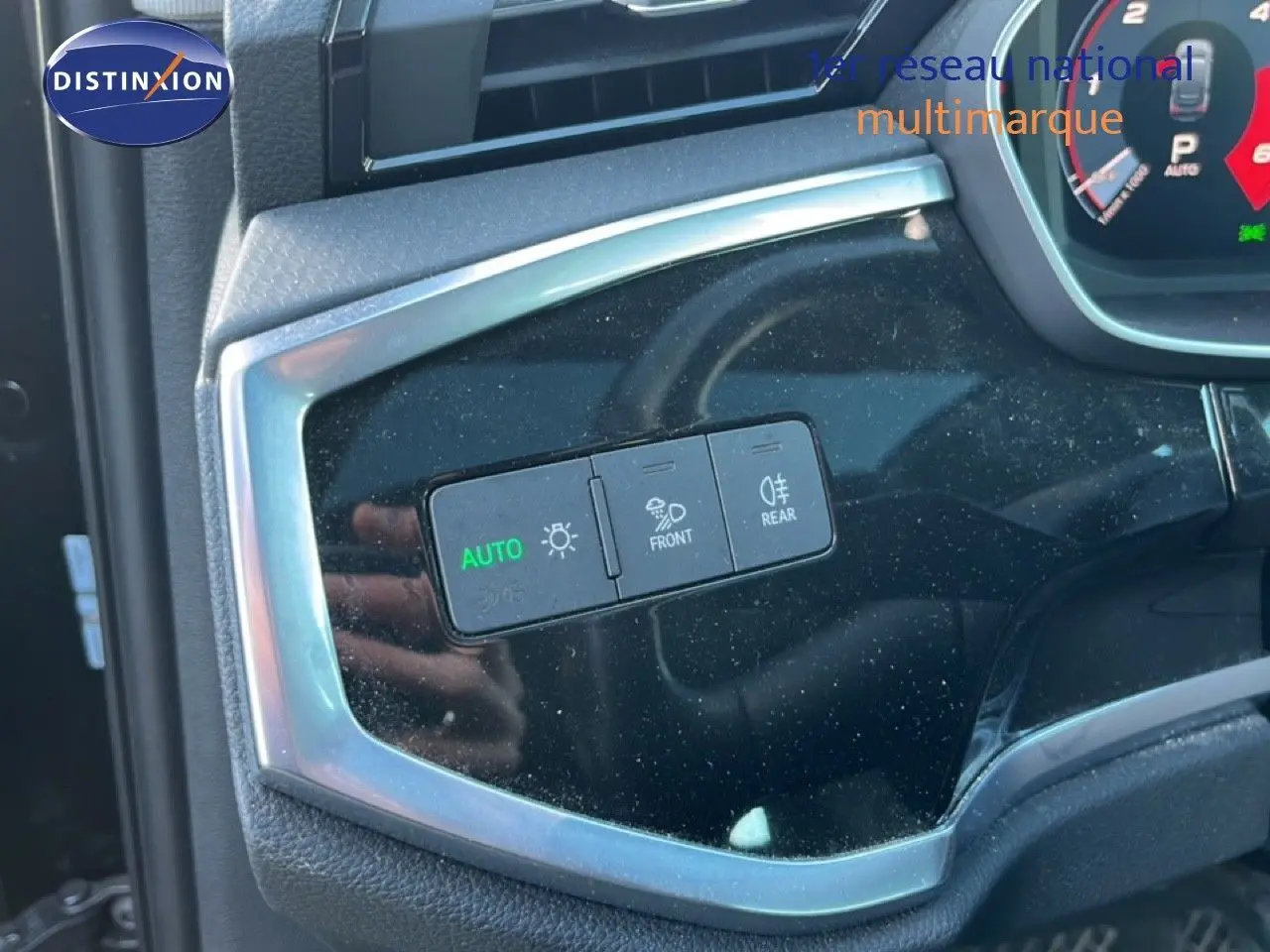Gros plan sur les commandes d’éclairage intérieures de l’Audi Q3 Sportback noir mythic, avec bouton auto allumé.