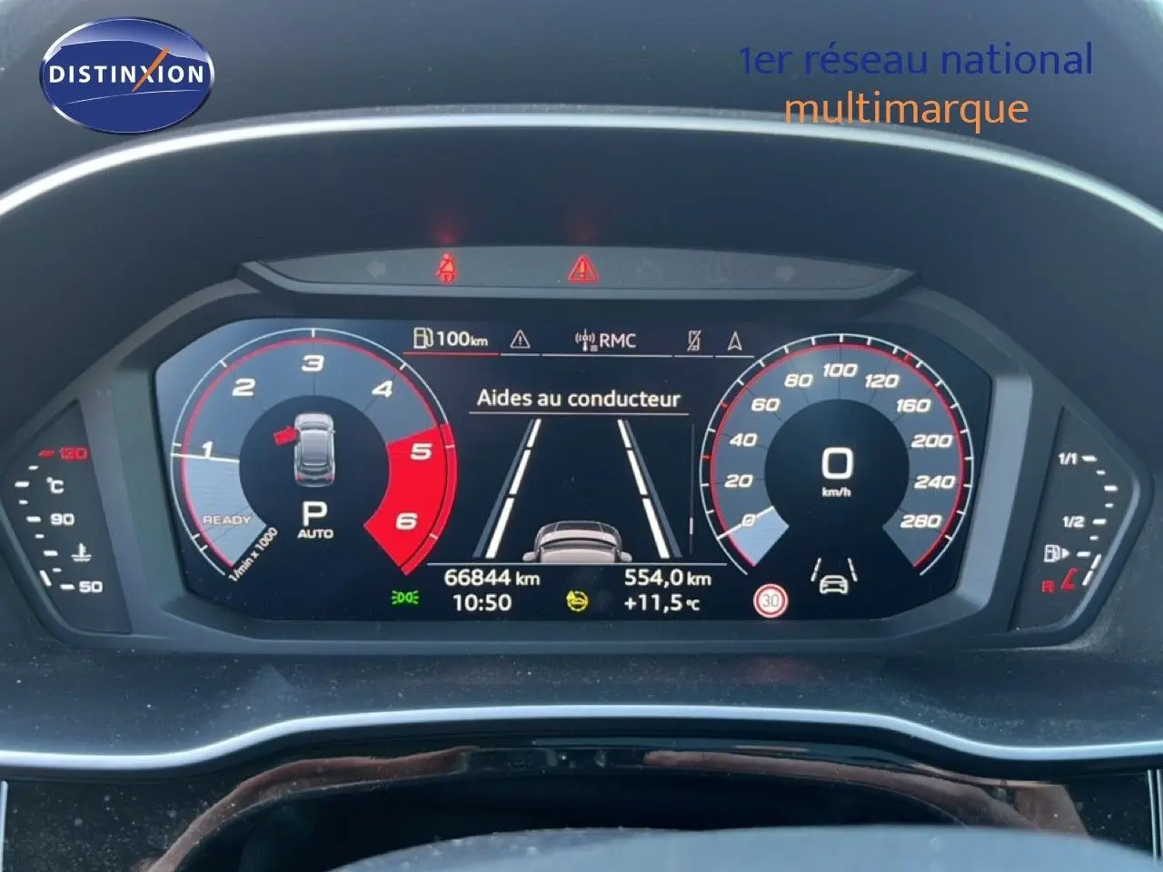 Vue rapprochée du tableau de bord numérique de l'Audi Q3 Sportback 35 2.0 TDI noir mythic, affichant les aides au conducteur.