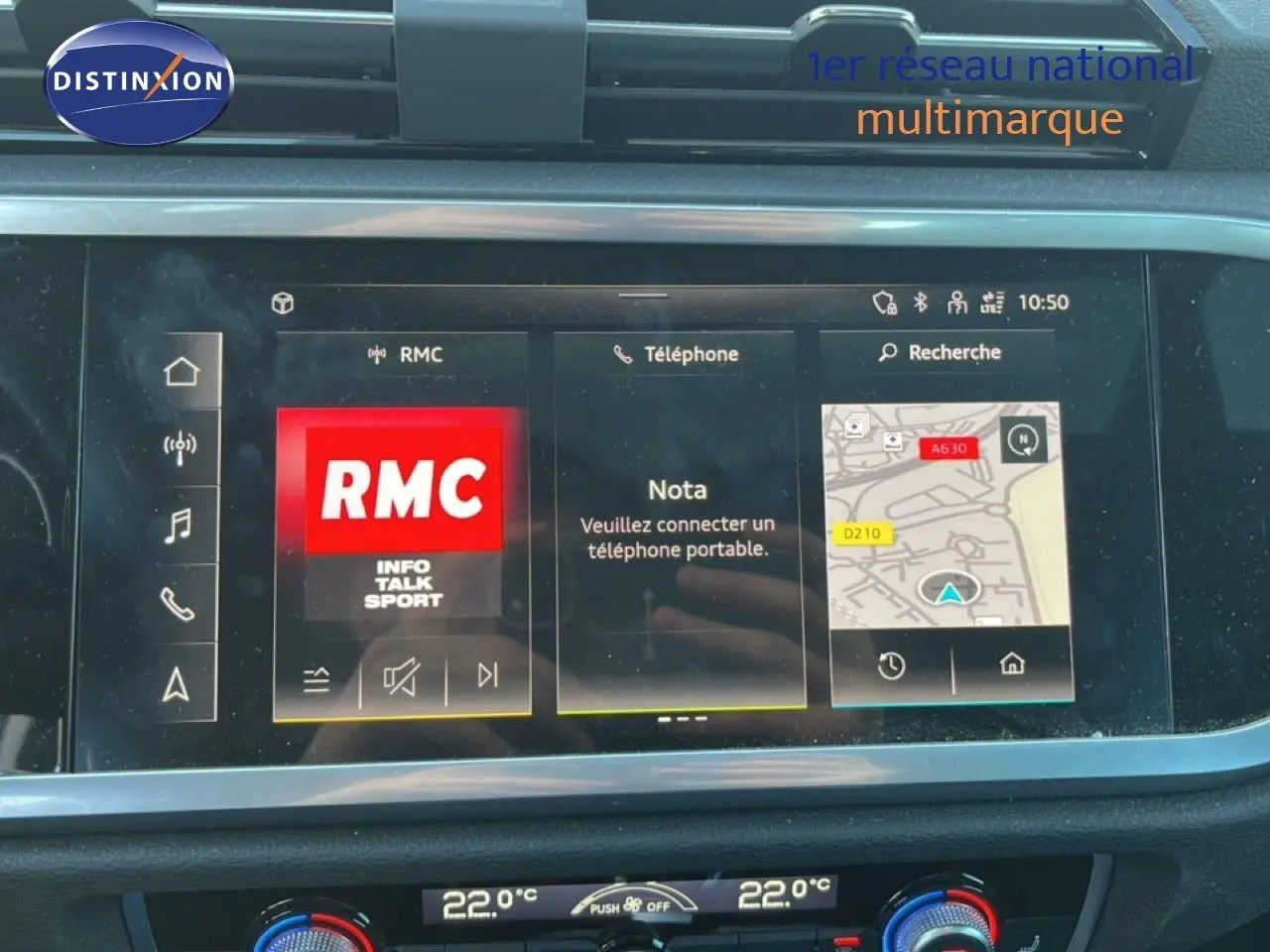Écran tactile central de l'Audi Q3 Sportback 2022 affichant radio, téléphone et navigation, intérieur noir.