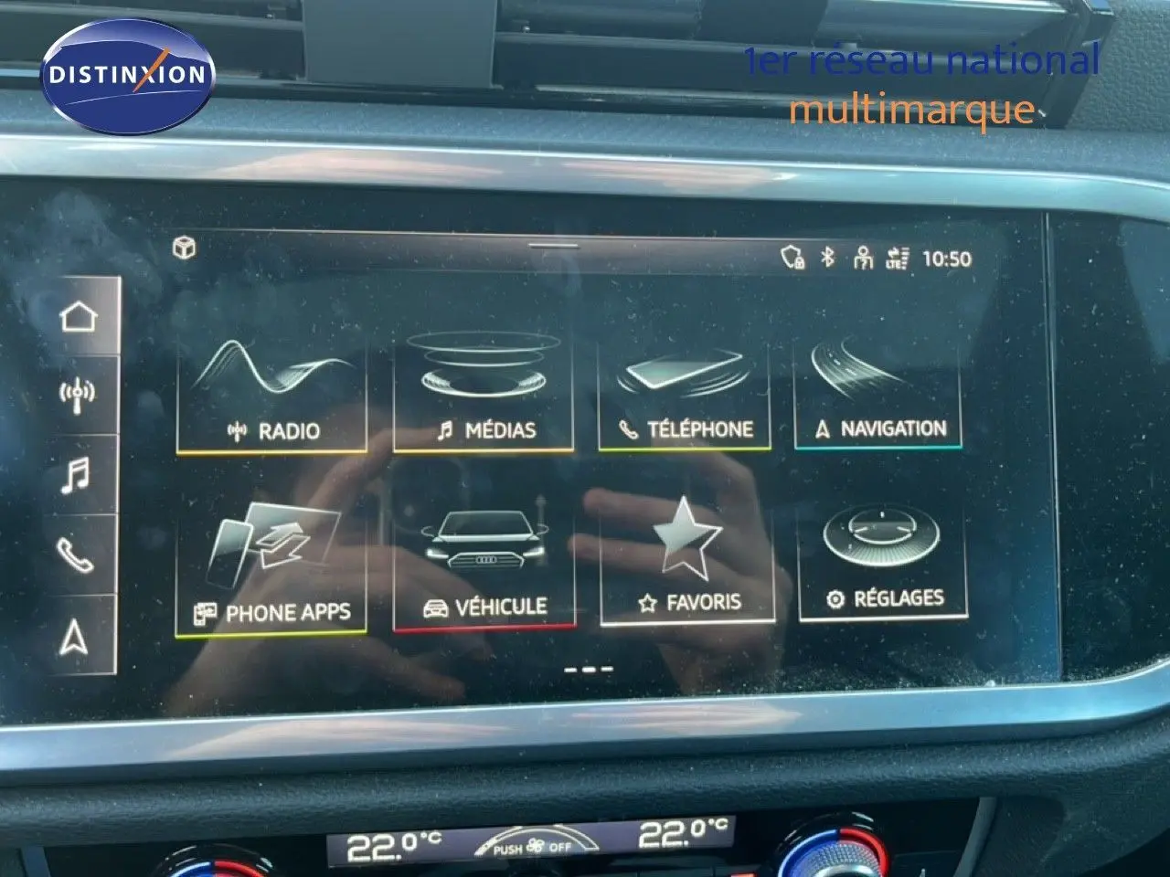 Écran tactile central de l'Audi Q3 Sportback 2022 affichant les menus multimédias et réglages, intérieur moderne en noir.