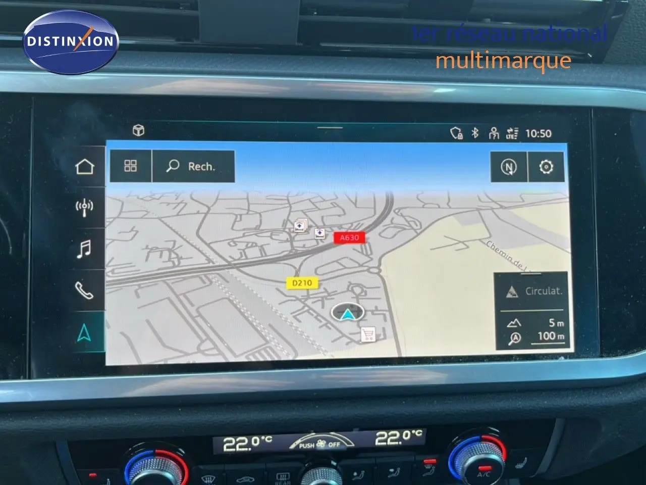 Vue intérieure sur l’écran central du GPS du tableau de bord de l’Audi Q3 Sportback noir mythic 2022.
