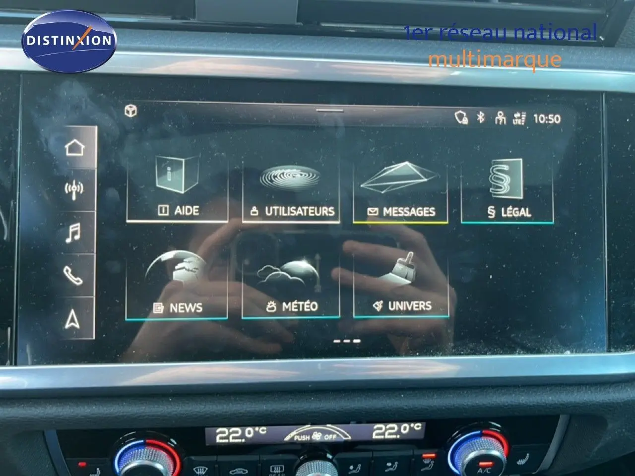 Écran tactile intérieur de l’Audi Q3 Sportback 2022 noir mythic, affichant le menu principal multimédia et climatisation à 22°C.